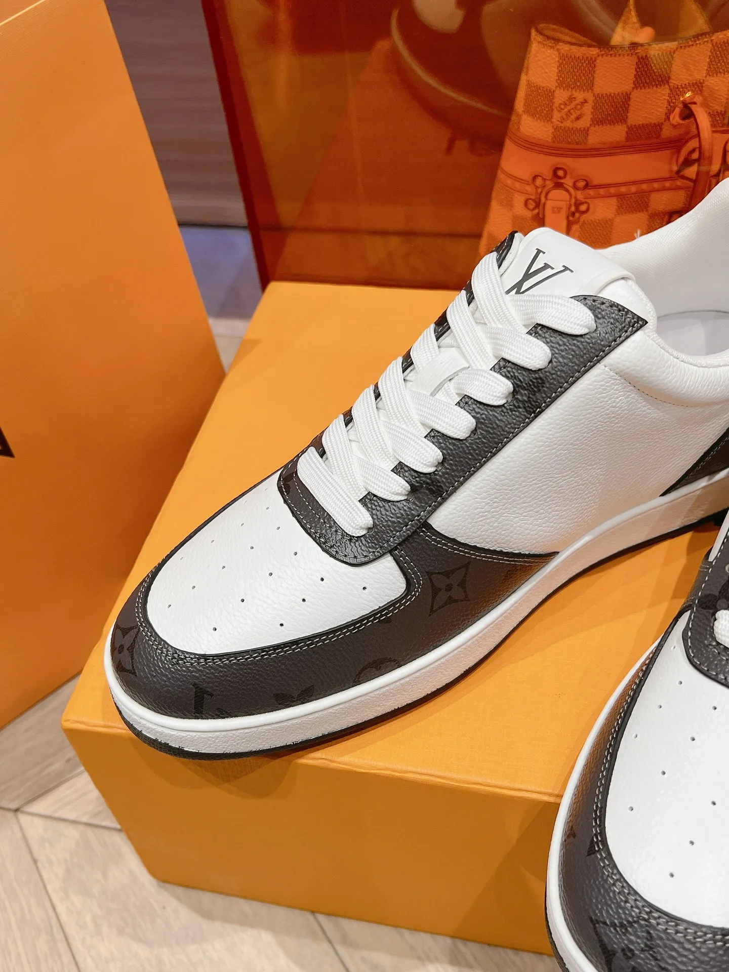 👟👟Ex-factory price 680👟👟 LV new white shoes men's letter series letter color matching pure cowhide 3D printed breathable holes men's casual business travel shoes👟full of comfort Size number: 39-45